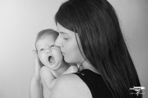 Mamma con neonato dolci momenti – FotoArt Lucca