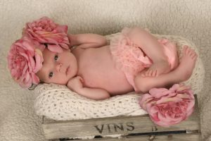 newborn-bambina-fiori.jpg
